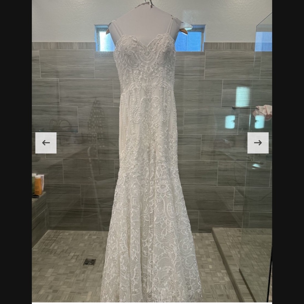 Elegant Lace Wedding Dress in White